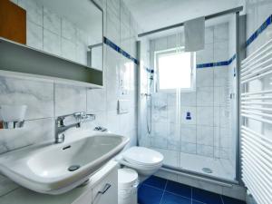 Ett badrum på Apartment Chalet Beausite by Interhome