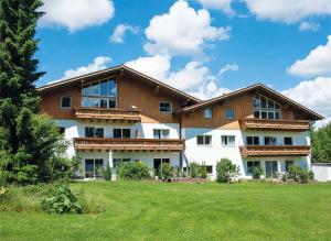 ein großes Haus mit einem Hof davor in der Unterkunft Landhaus Laih in Grafenau