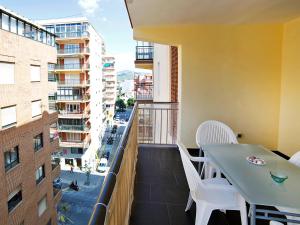 einen Balkon mit einem Tisch und Stühlen sowie Stadtblick in der Unterkunft Apartment Gabriel 01 by Interhome in Calpe