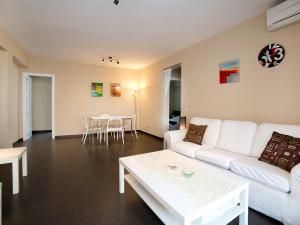 ein Wohnzimmer mit einer weißen Couch und einem Tisch in der Unterkunft Apartment Gabriel 01 by Interhome in Calpe