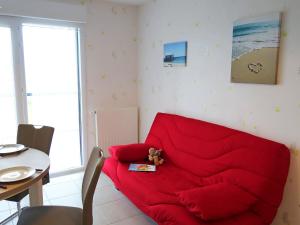 サン・マロにあるApartment Le Clos Bastille by Interhomeのリビングルーム(赤いソファ、テーブル付)