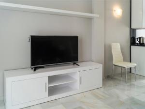 Телевизия и/или развлекателен център в Apartment La Reserva de Marbella by Interhome