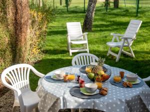 un tavolo blu e bianco con un cesto di frutta di Holiday Home Les Cottages du Golf-3 by Interhome a Ploemel