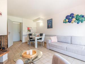 un soggiorno con un divano e un tavolo di Holiday Home Les Cottages du Golf-3 by Interhome a Ploemel Altre 12 foto