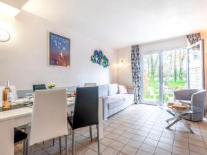 un soggiorno con un divano e un tavolo di Holiday Home Les Cottages du Golf-3 by Interhome a Ploemel