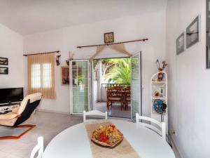 een woonkamer met een tafel en een eetkamer bij Holiday Home Villa Blanca Feliu by Interhome in Pals