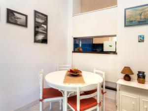 een eetkamer met een witte tafel en stoelen bij Holiday Home Villa Blanca Feliu by Interhome in Pals