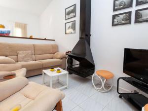 een woonkamer met een bank en een open haard bij Holiday Home Villa Blanca Feliu by Interhome in Pals