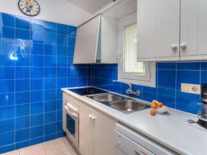 een keuken met blauwe tegels op de muur en een wastafel bij Holiday Home Villa Blanca Feliu by Interhome in Pals