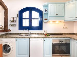 ネルハにあるHoliday Home Nerja Penthouse by Interhomeのキッチン(青いキャビネット、シンク付)