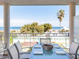 een blauwe tafel met stoelen en uitzicht op de oceaan bij Apartment Marina Park-1 by Interhome in Denia