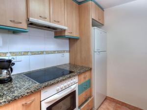 Kuchyňa alebo kuchynka v ubytovaní Apartment Port Pals C II by Interhome