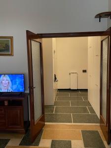 La Casa di SEM في لافانيا: غرفة بها تلفزيون وأرضية من البلاط