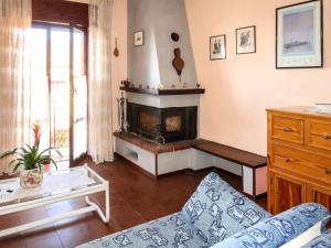 ein Wohnzimmer mit einem Kamin und einem Sofa in der Unterkunft Apartment Casa dei miei by Interhome in Civezza