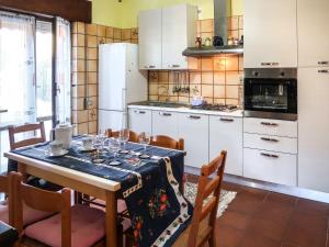 eine Küche mit einem Tisch und Weingläsern darauf in der Unterkunft Apartment Casa dei miei by Interhome in Civezza