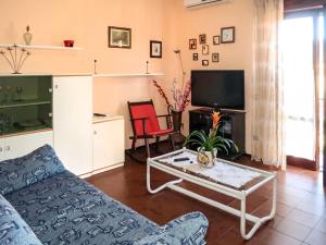 ein Wohnzimmer mit einem Sofa und einem Couchtisch in der Unterkunft Apartment Casa dei miei by Interhome in Civezza