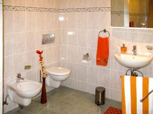 A bathroom at Apartment Salz by Interhome
