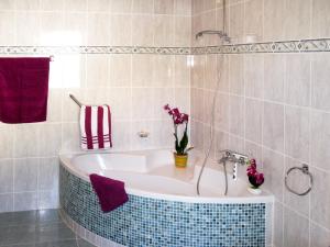 A bathroom at Apartment Salz by Interhome