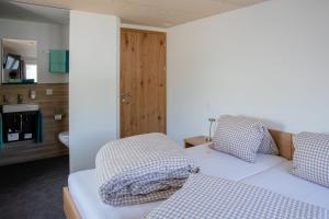 Ein Bett oder Betten in einem Zimmer der Unterkunft Landgasthaus Neues Bild, Eggerstanden