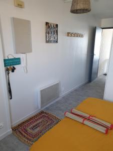 Cette chambre dispose d'un lit et d'un tapis. dans l'établissement Appartement Front de mer - Vue Ocean, à Lacanau-Océan