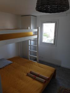 a bedroom with a bunk bed and a window at Appartement Front de mer - Vue Ocean in Lacanau-Océan