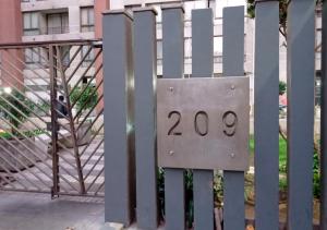 um sinal numa cerca com o número em Santiago Centro em Santiago