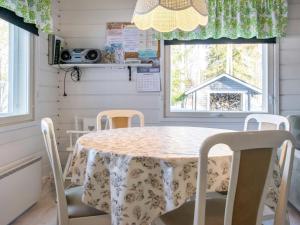 HankamäkiにあるHoliday Home Lehtikuusenranta by Interhomeのダイニングルーム(テーブル、椅子付)