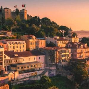 un gruppo di edifici in cima a una collina di Lisbon Angels Hostel a Lisbona