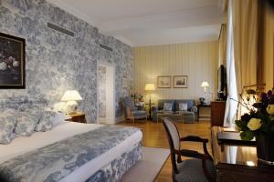una camera con letto e un soggiorno di InterContinental Amstel Amsterdam, an IHG Hotel ad Amsterdam