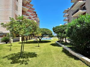 un patio con árboles frente a un edificio en Apartment Cofisa-1 by Interhome, en Jávea