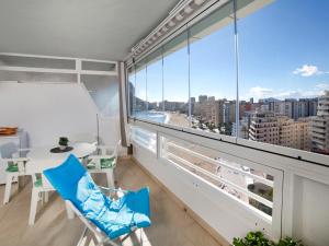 balcón con mesa y sillas y ventana grande en Apartment Esmeralda 02 by Interhome, en Calpe