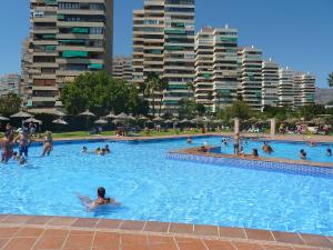 un gruppo di persone che nuota in una grande piscina di Apartment Playamar by Interhome a Torremolinos