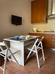a kitchen with two chairs and a counter with bowls on it at Casa Desi in Baura