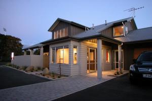 uma casa com um carro estacionado em frente em Arena Lodge em Palmerston North