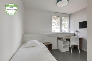 ボルドーにあるAll Suites Bordeaux Marne – Gare Saint-Jeanのベッドルーム1室(ベッド1台、デスク、窓付)