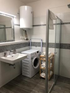 Koupelna v ubytování Apartmány Koněvova + 37 fotografií