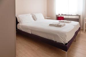 a bedroom with a bed with two towels on it at Villa Savarino in Vittoria +51 photos