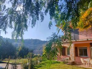 een huis met uitzicht op de bergen bij Un brin de paille in Cagnes-sur-Mer