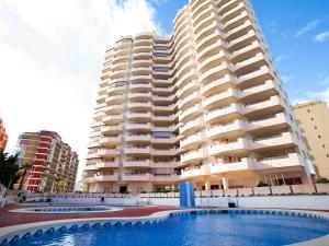 un gran edificio de apartamentos con piscina frente a él en Apartment Amatista-6 by Interhome, en Calpe