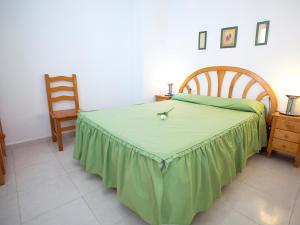 - une chambre avec un lit doté d'une couverture verte dans l'établissement Apartment Topacio IV-1 by Interhome, à Calp