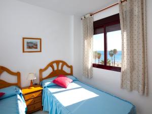 - une chambre avec 2 lits et une fenêtre donnant sur la plage dans l'établissement Apartment Topacio IV-1 by Interhome, à Calp
