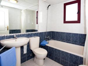 カルプにあるApartment Topacio IV-1 by Interhomeのバスルーム(トイレ、洗面台、バスタブ付)
