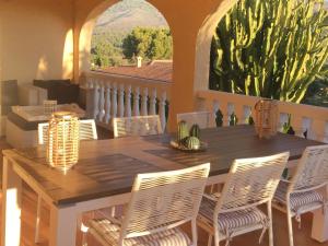 drewniany stół i krzesła na balkonie w obiekcie Villa Buena Gente by Interhome w mieście Orba