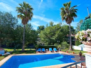 The swimming pool at or close to Holiday Home El sueno de Jeanne-Marie by Interhome