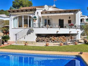 The swimming pool at or close to Holiday Home El sueno de Jeanne-Marie by Interhome