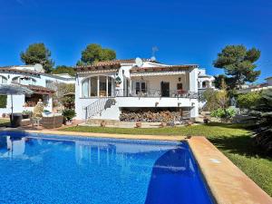 The swimming pool at or close to Holiday Home El sueno de Jeanne-Marie by Interhome