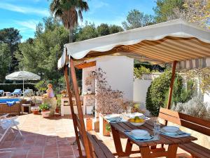 A garden outside Holiday Home El sueno de Jeanne-Marie by Interhome