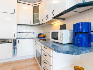 エンプリアブラバにあるApartment Gran Reserva-23 by Interhomeのキッチン(白いキャビネット、電子レンジ付)