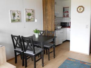 una mesa de comedor negra y sillas en la cocina en Apartment App- 1406 - Kurhotel Schluchsee by Interhome, en Schluchsee
