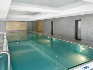 施盧赫湖的住宿－Apartment App- 1406 - Kurhotel Schluchsee by Interhome，大楼内的大型游泳池